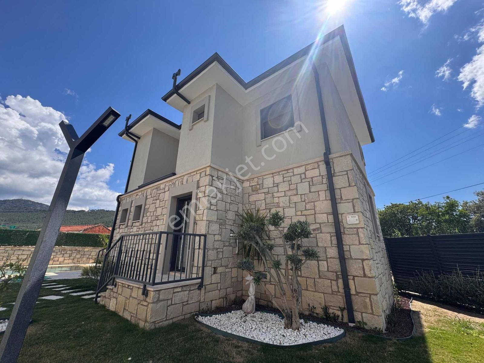 Urla Zeytinler'de Butik Sitede 2+1 Dubleks Villa - Görsel 2