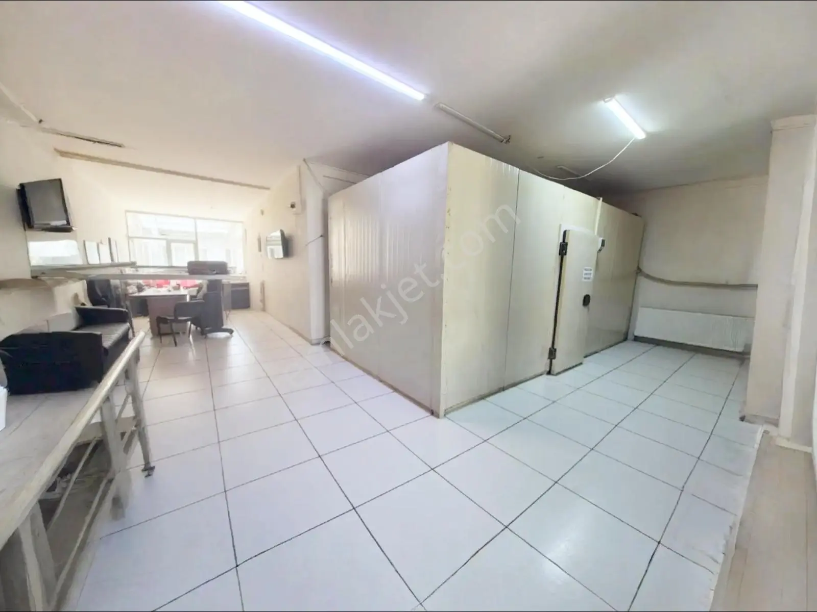 Ege Mahallesinde 300 M² Dükkan