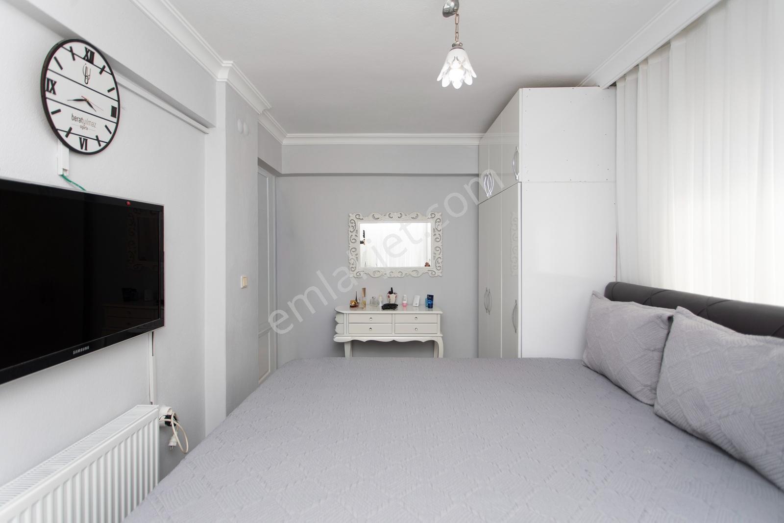 Yenifoça Gencelli'de Satılık Havuzlu 4+1 Eşyalı Tripleks Villa - Görsel 4
