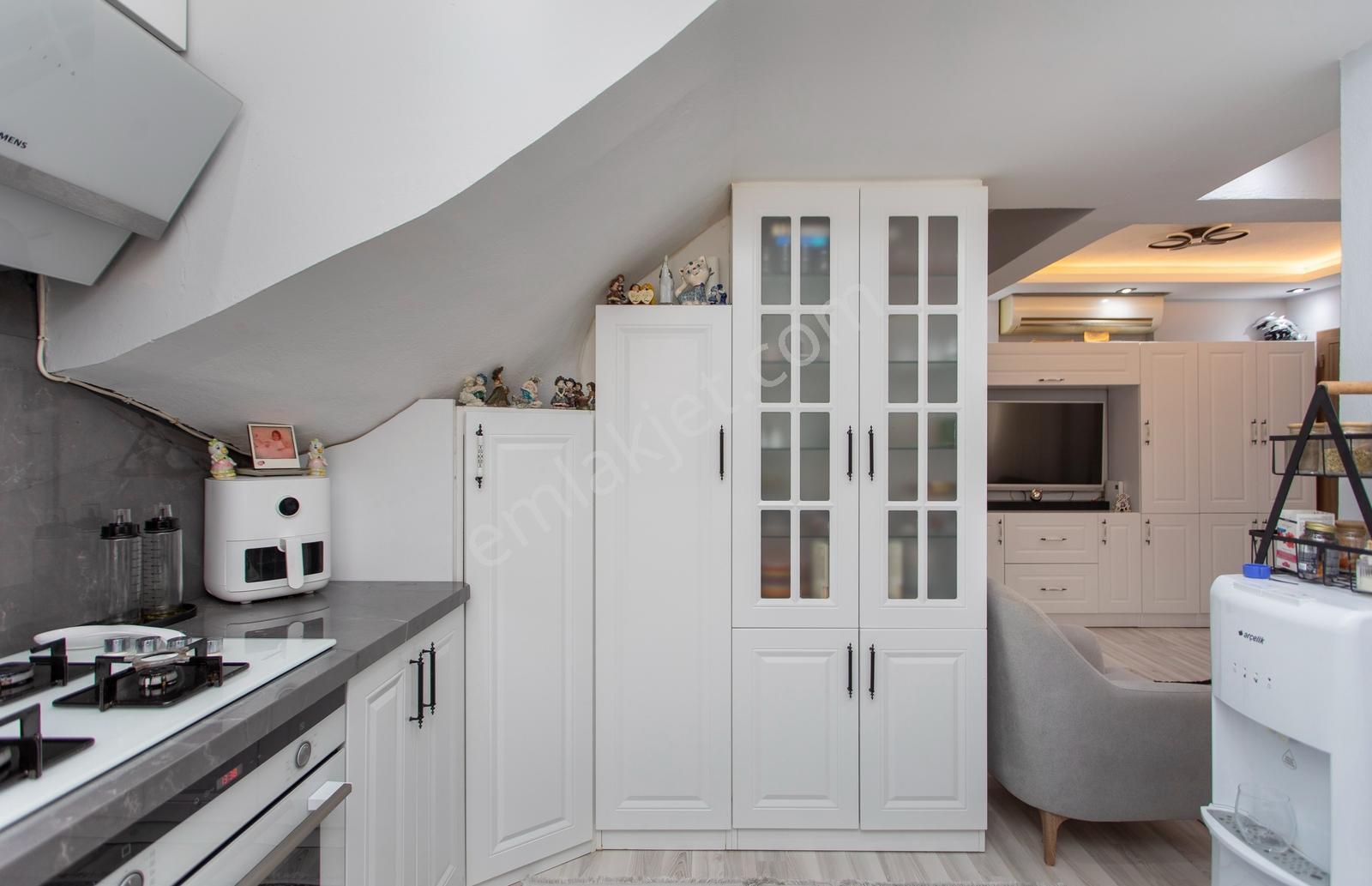 Yenifoça Gencelli'de Satılık Havuzlu 4+1 Eşyalı Tripleks Villa - Görsel 25