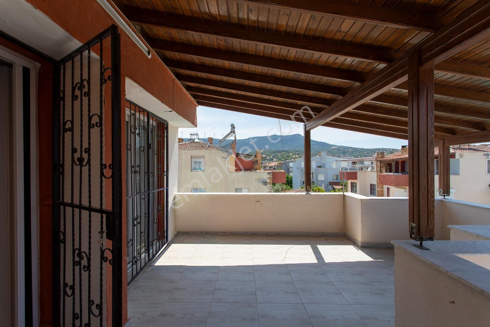 Yenifoça Gencelli'de Satılık Havuzlu 4+1 Eşyalı Tripleks Villa - Görsel 20