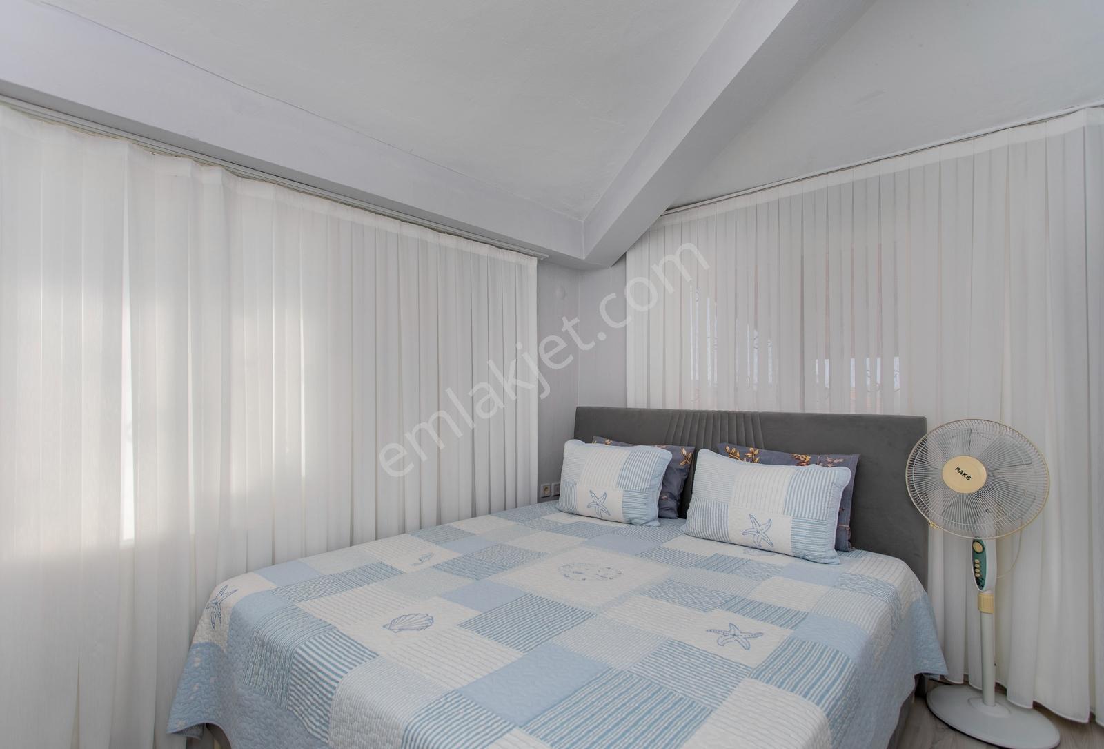 Yenifoça Gencelli'de Satılık Havuzlu 4+1 Eşyalı Tripleks Villa - Görsel 16