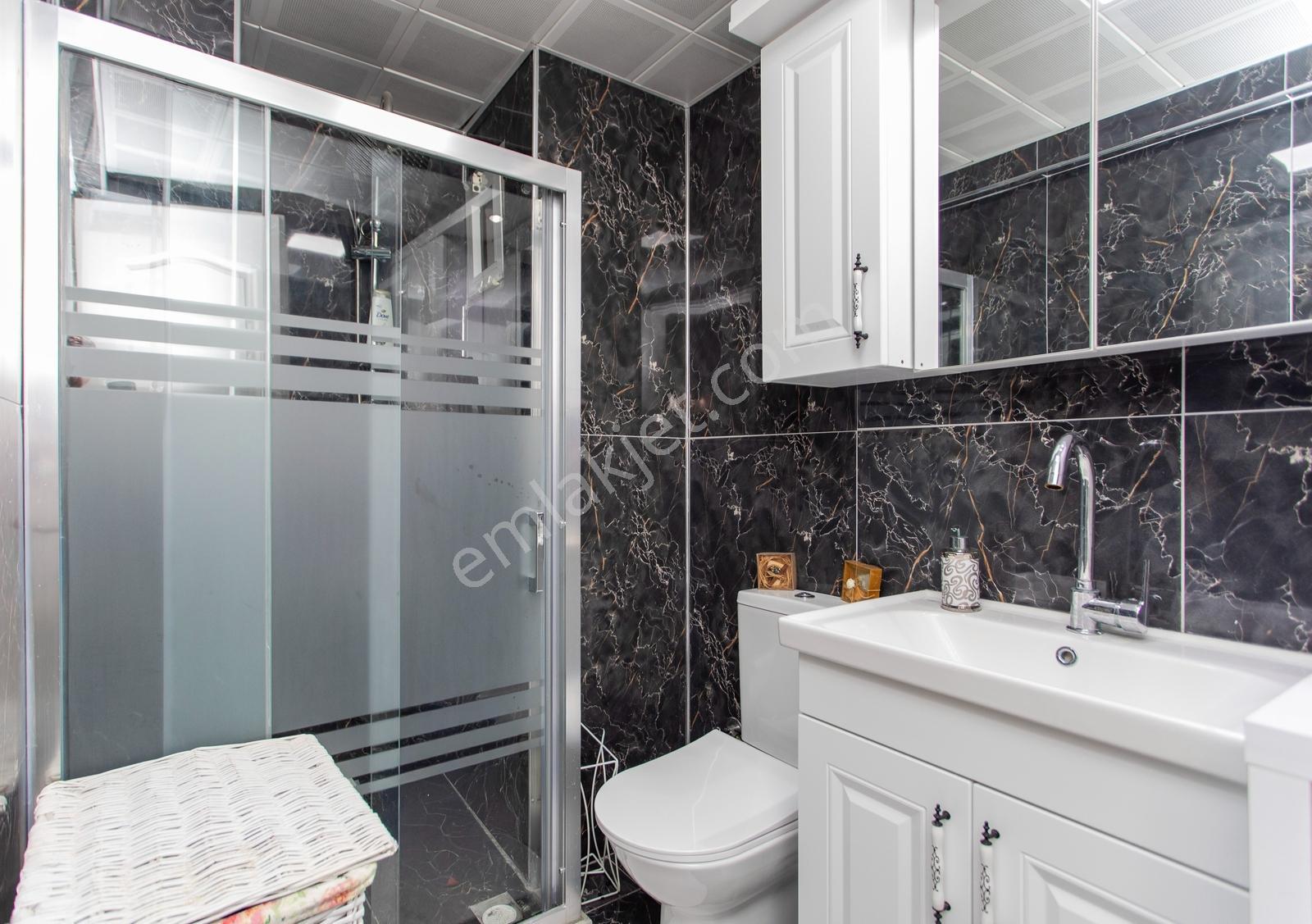 Yenifoça Gencelli'de Satılık Havuzlu 4+1 Eşyalı Tripleks Villa - Görsel 19