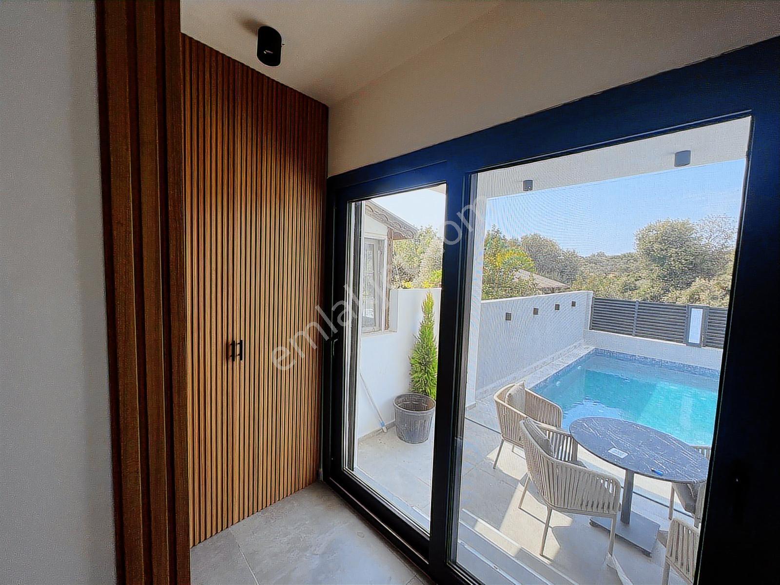 Çeşme 16 Eylül Mah. Havuzlu, Eşyalı Satılık Lüx 3+1 Villa