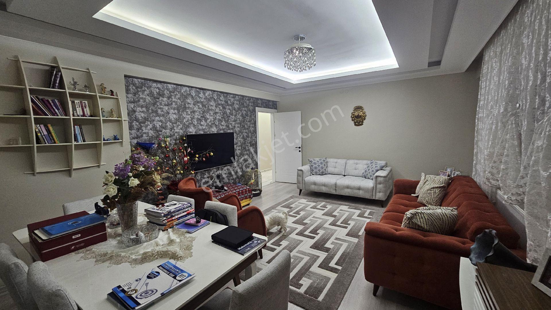 Karakayalarda Havuzlu Sitede Satılık Daire