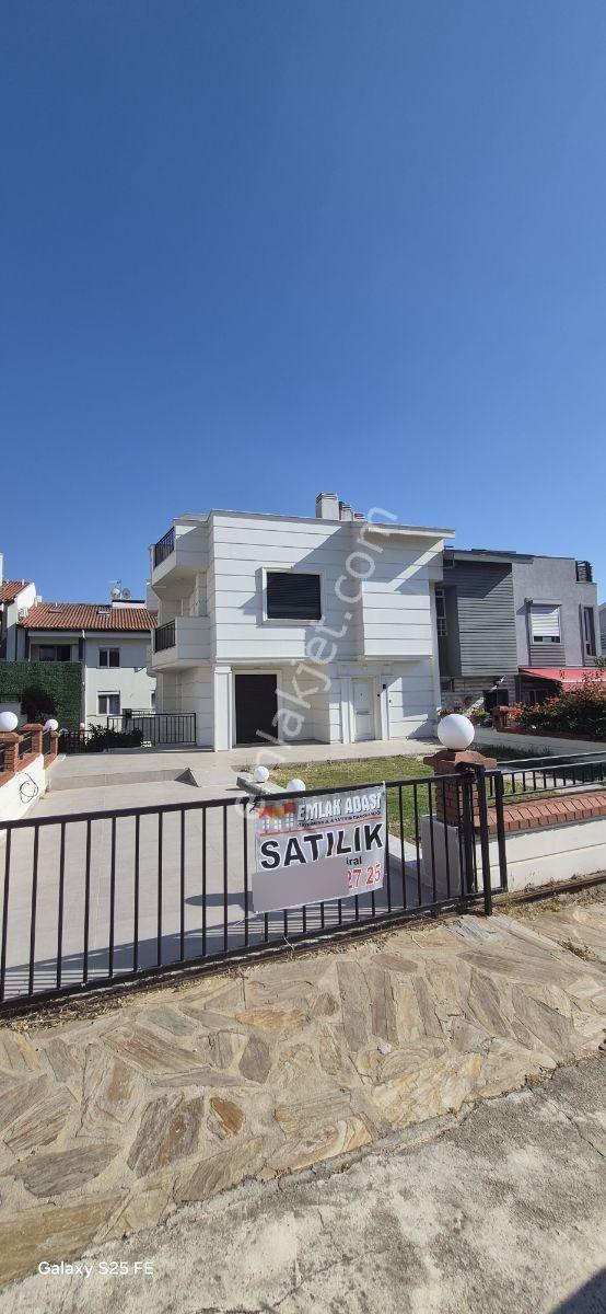 Kuşadası Marinada Deniz Manzaralı Büyük Bahçeli Otoparklı Villa