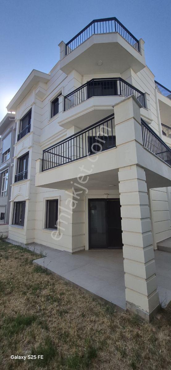 Kuşadası Marinada Deniz Manzaralı Büyük Bahçeli Otoparklı Villa - Görsel 18