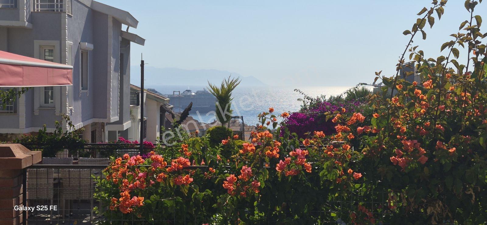 Kuşadası Marinada Deniz Manzaralı Büyük Bahçeli Otoparklı Villa - Görsel 19