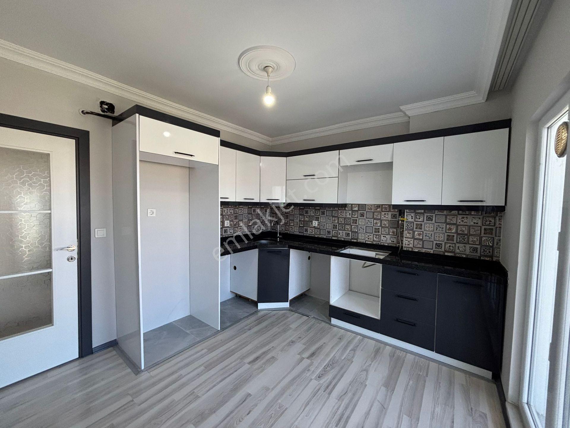 **eryıldız Gayrimenkul'den**çarşı İçinde Kapalı Pazar Ve Okullar Yanı Kiralık 2+1 Daire