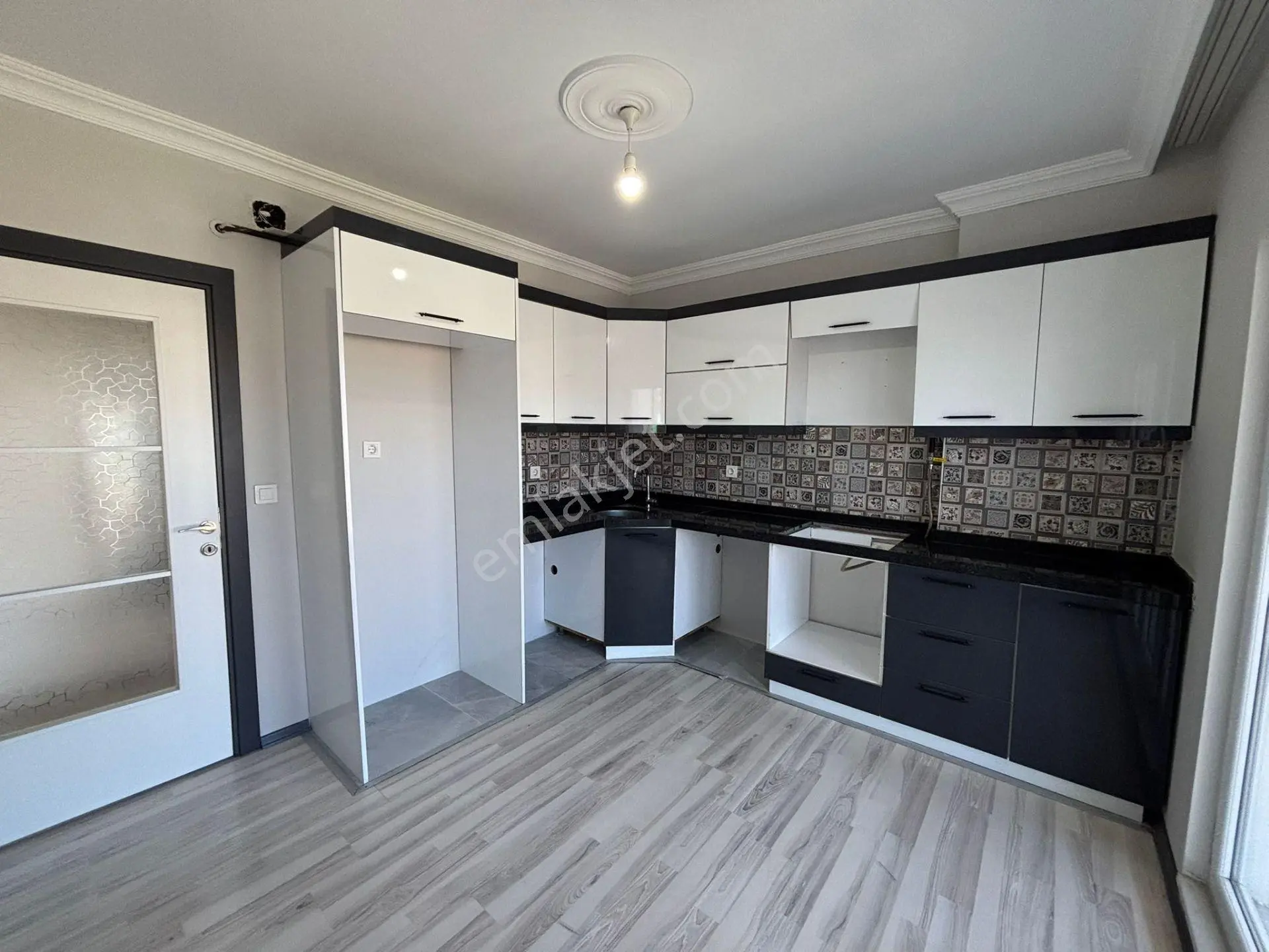 **eryıldız Gayrimenkul'den**çarşı İçinde Kapalı Pazar Ve Okullar Yanı Kiralık 2+1 Daire - Görsel 3