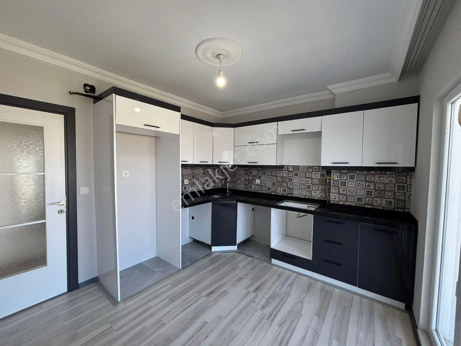 **eryıldız Gayrimenkul'den**çarşı İçinde Kapalı Pazar Ve Okullar Yanı Kiralık 2+1 Daire - Görsel 2