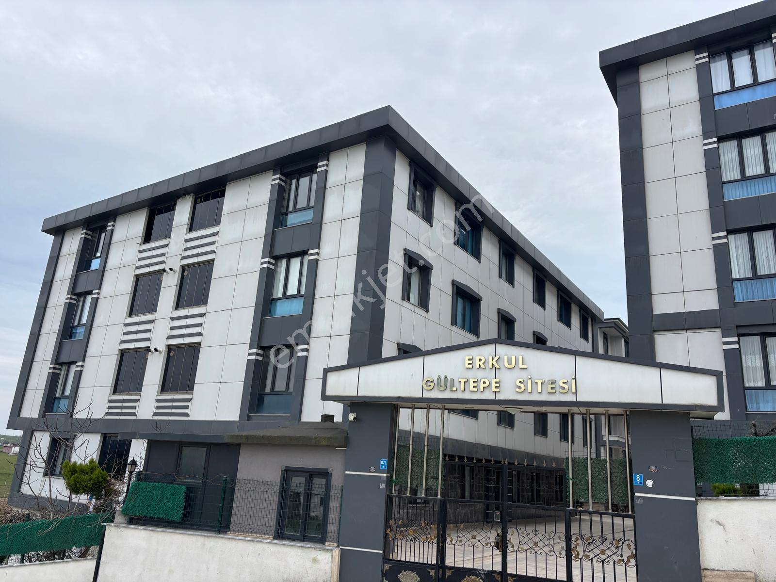 **eryıldız Gayrimenkul'den**gültepe Mah.site İçinde İskanlı Kiralık Lüx 2+1 Yüksek Giriş Daire