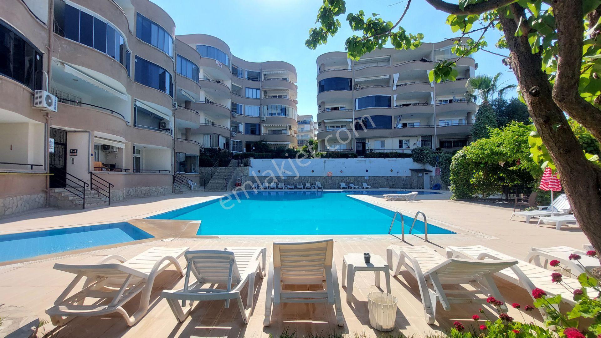 Kuşadası Marina Bölgesi Önü Açık Havuz Manzaralı Satılık Daire