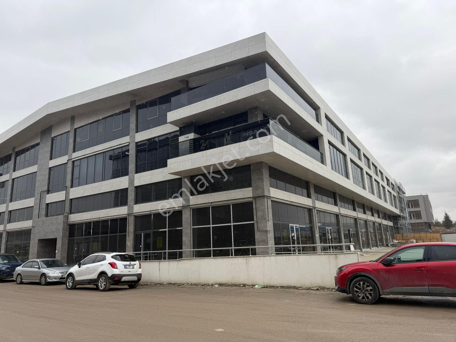 İvedik'te Sıfır Yapılı Cadde Yakını Geniş Kiralık İş Yeri