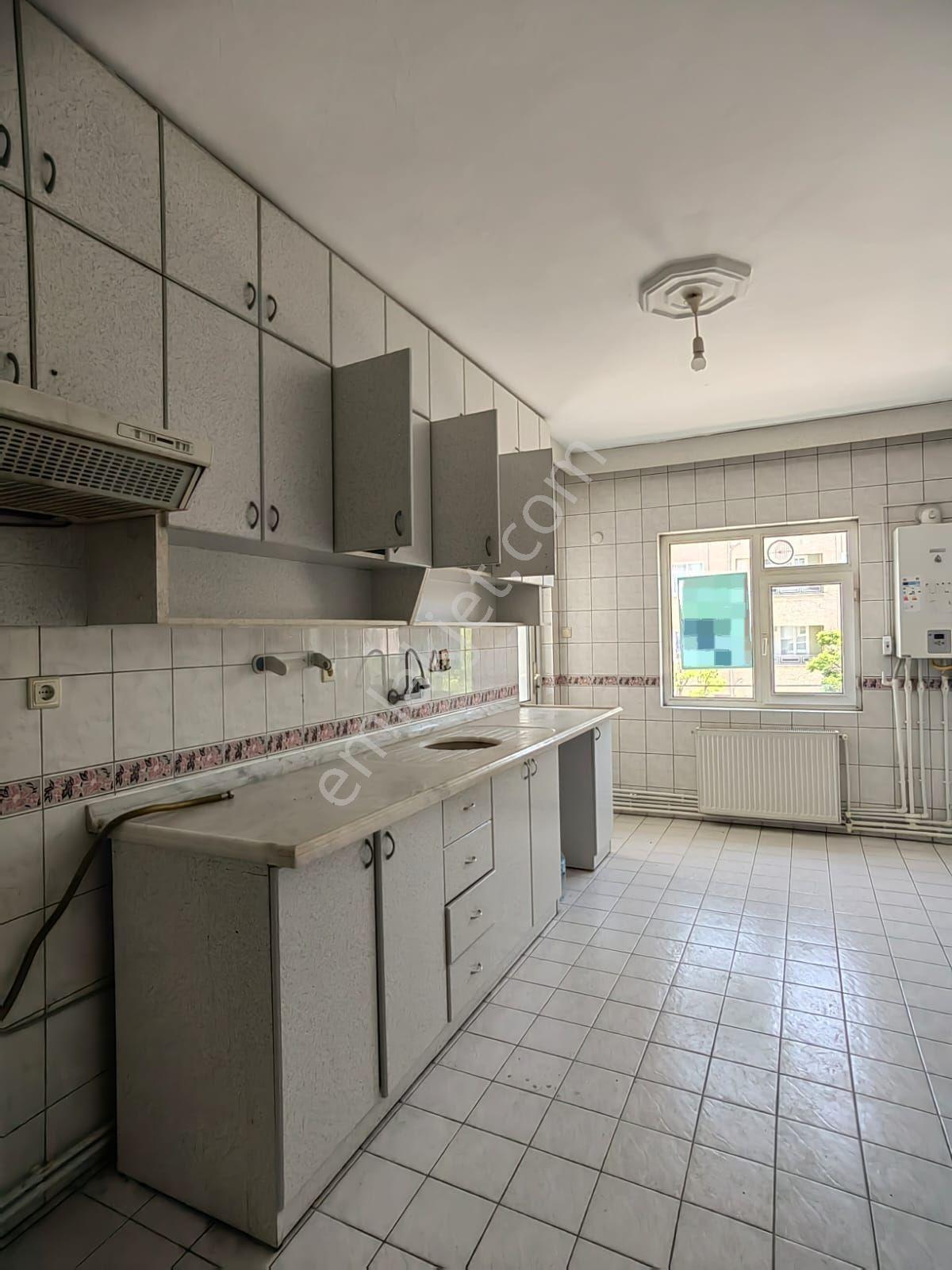 Akçay Emlak'tan Akşehir Koşuyolunda Mualla Nigar Ortaokulu Civarı Asansörlü Kiralık 3+1 Daire - Görsel 3