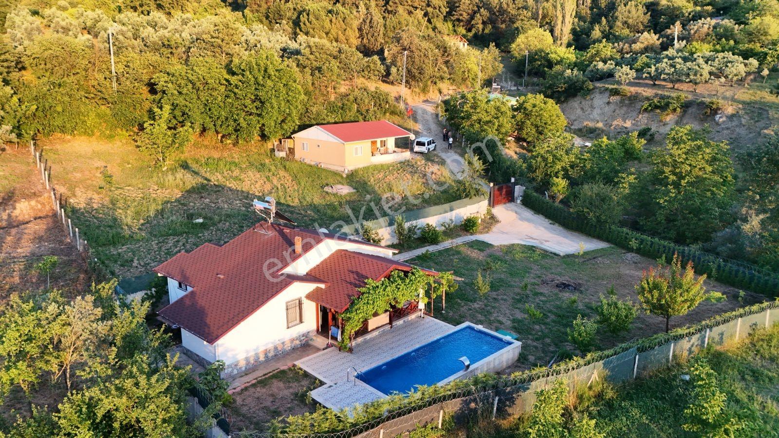 Geyve Hırka 1640m2 İçinde Yapıkayıt Belgeli Tek Katlı Ev Ve Arsa