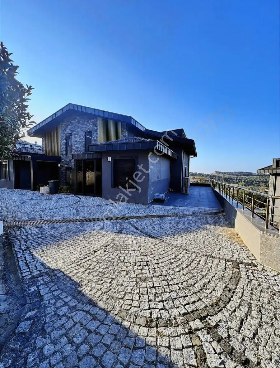Zekeriyaköyde Modern Yeni Yapım Akıllı Ev Sistemli Satılık Villa
