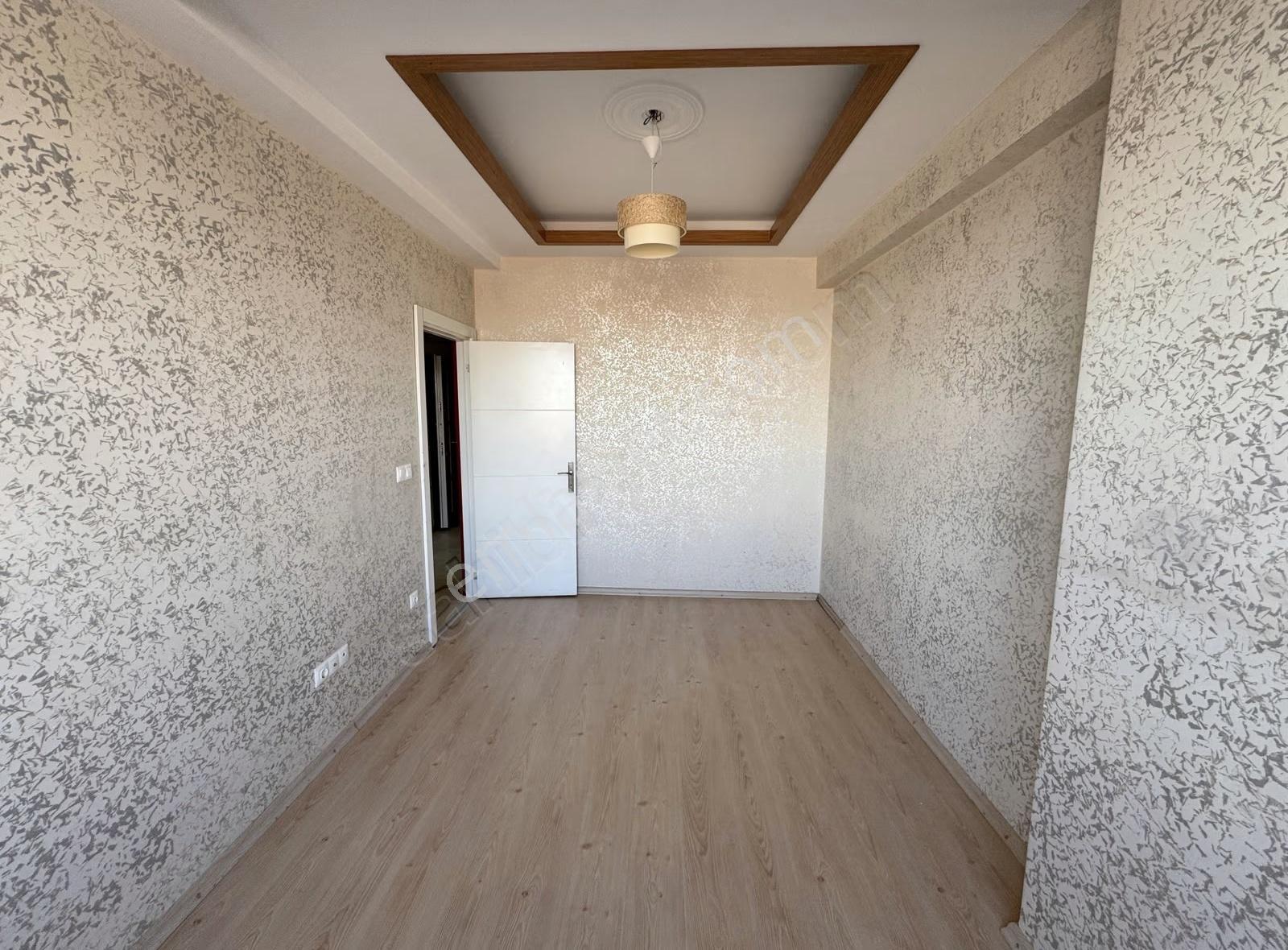 126. Sokak'da İskanlı 100 M2 Balkonlu Kapalı Mutfaklı Boş Daire - Görsel 4