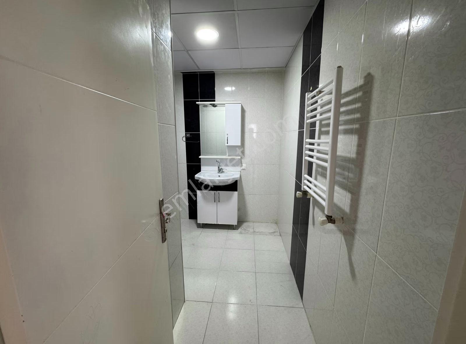 126. Sokak'da İskanlı 100 M2 Balkonlu Kapalı Mutfaklı Boş Daire - Görsel 13
