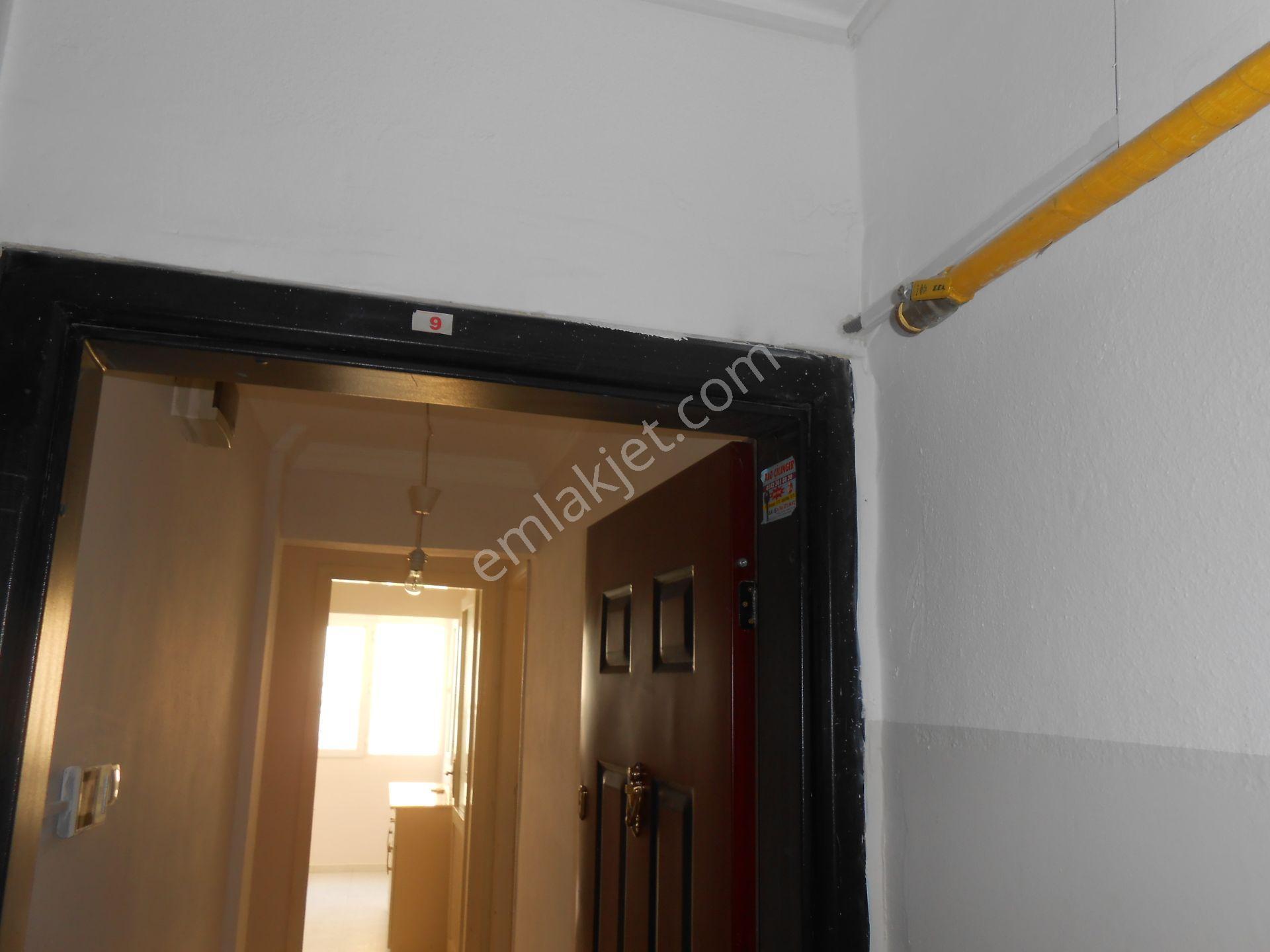 Sahibinden İzban Duragının Sokagı 2+1 Doğalgaz Daire Kapısında - Görsel 2