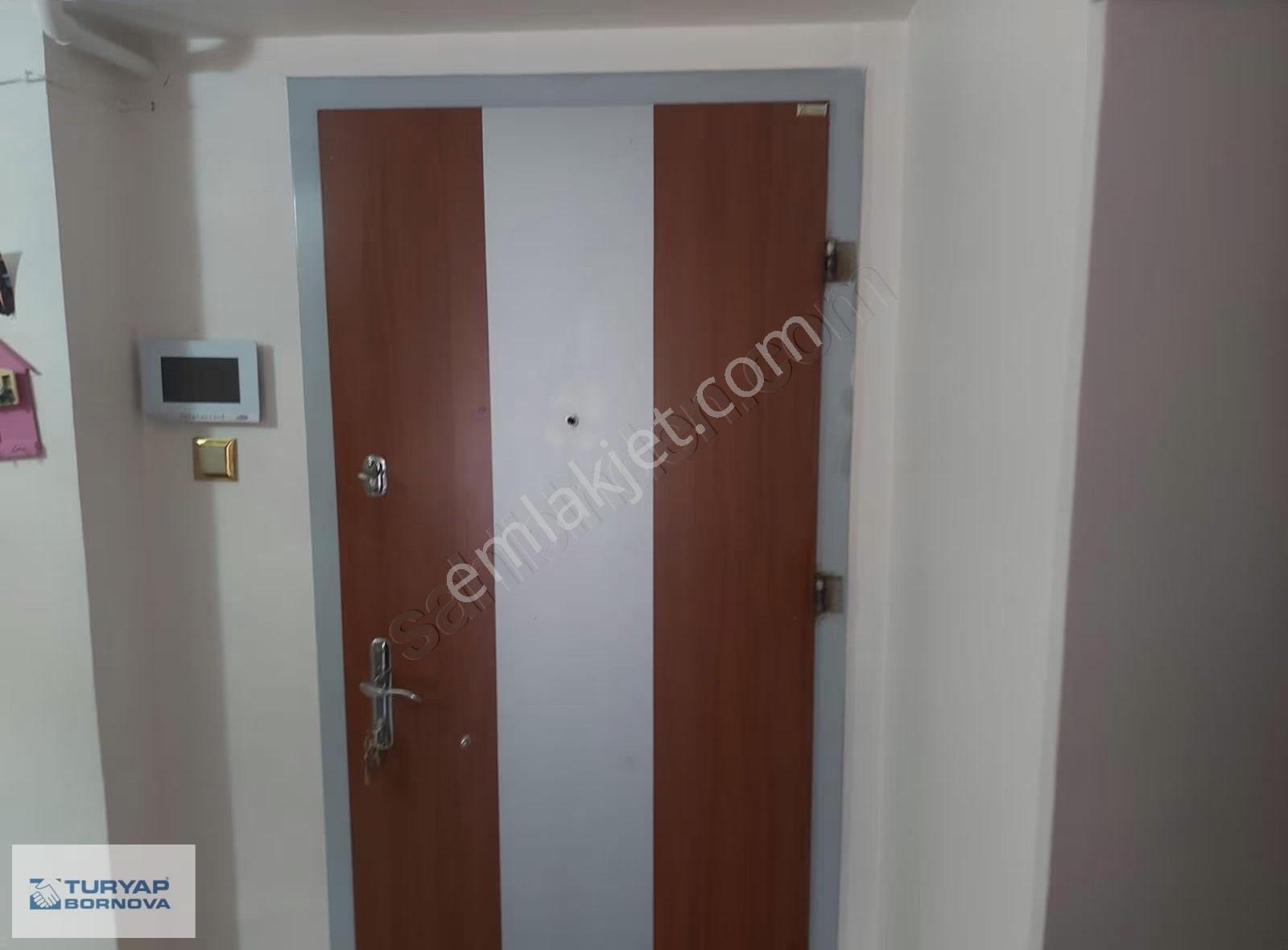 Manavkuyu'da Park Cepheli Çok Geniş Ferah Köşe Satılık 4+1daire