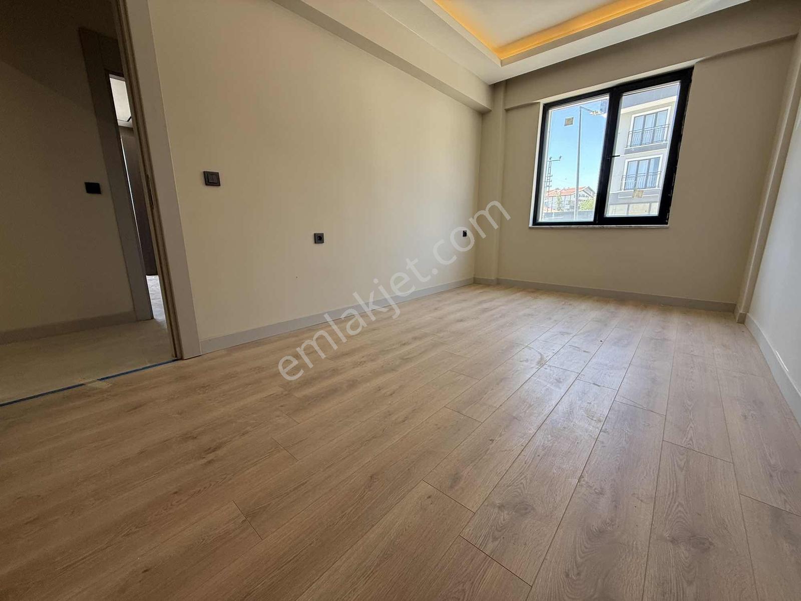 Alaçatı'dan/cadde Üstü/ara Katta/bağımsız Mutfak/geniş M2'li 2+1 - Görsel 9