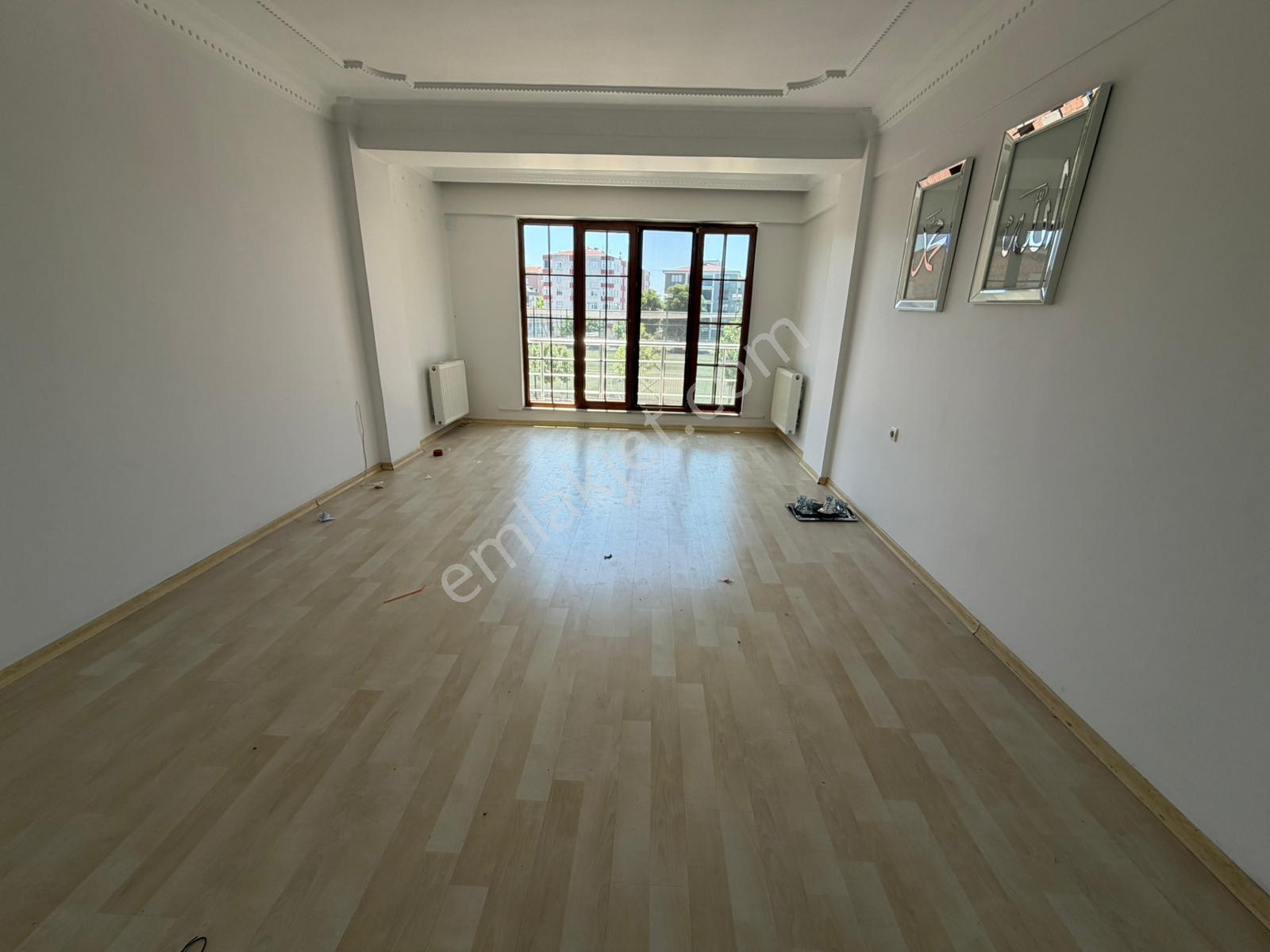 Sefaköy Merkez De Kiralık Yeni Bina Ara Kat