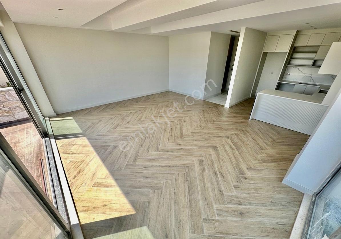 Ay Emlaktanhamidiye'de Muhteşem Konumlu Yüzme Havuzlu Giyinme Odalı Satılık 5+1 Akıllı Villa - Görsel 32