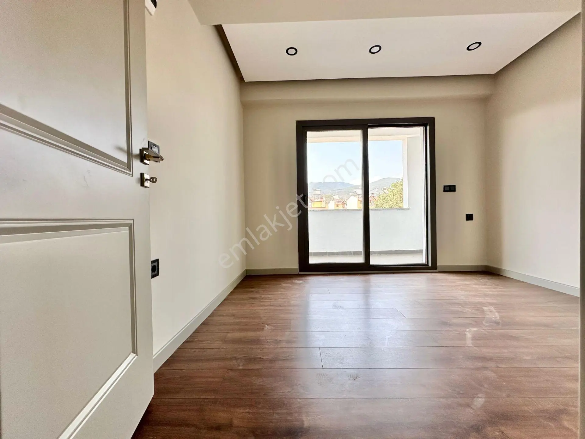 Akçay Ay Emlaktangüre'de Yolun Altında Yüzme Havuzlu Denize 500 M Satılık 4+1 Loft Müstakil Villa - Görsel 16