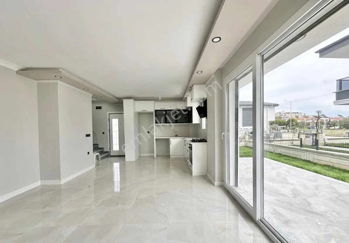 ꧁ay Emlaktan꧂denize Sadece 50 Mt Yüzme Havuzlu Geniş Bahçeli Satılık 3+1 Villa - Görsel 3