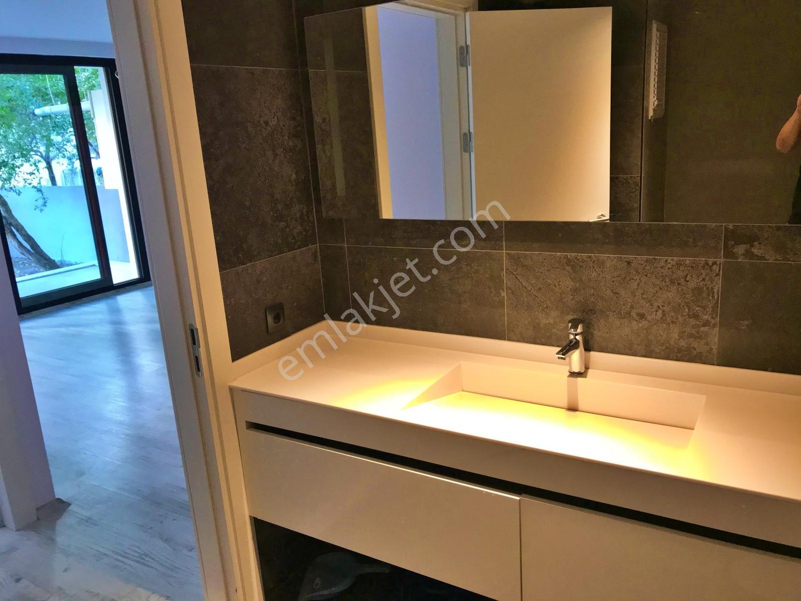 Karşıyaka'da Merkezi Konumda 1+1 Kiralık Daire - Görsel 33