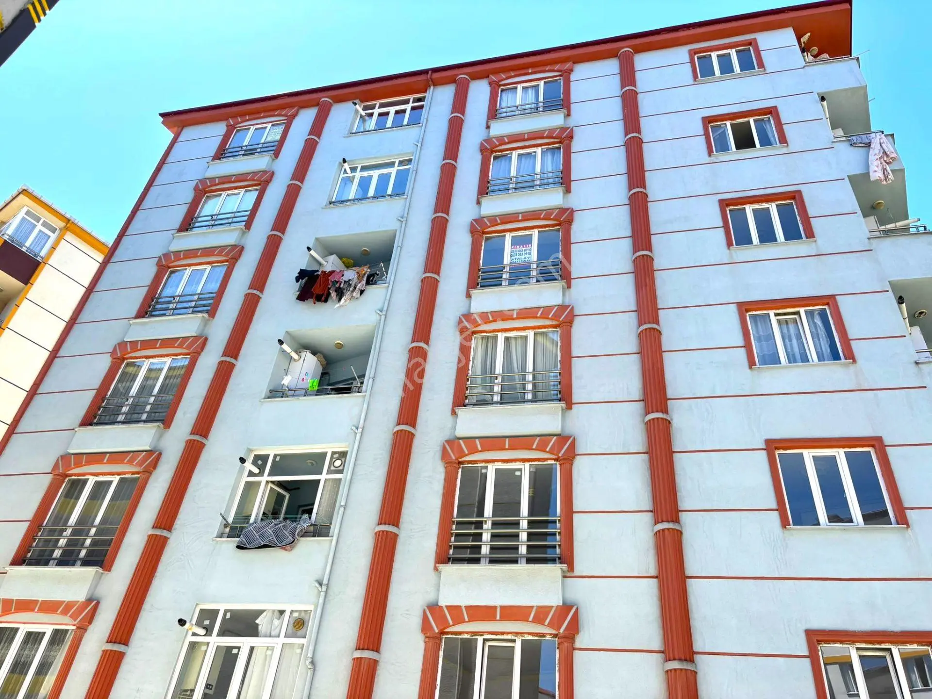 **eryıldız İnşaat'tan**merkezi Konumda İskanlı Kombili Kapalı Balkonlu Lüks 2+1**