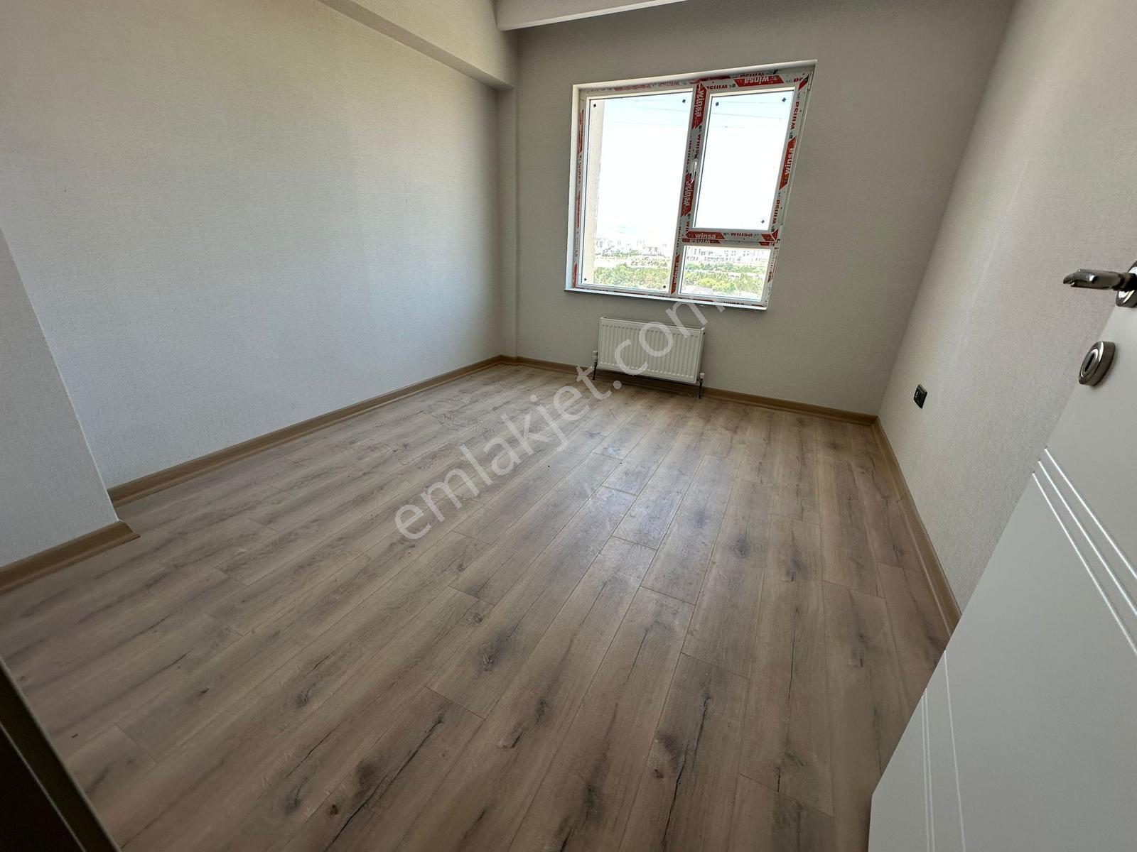 Symden Serra Bulvarda Arakat Eşsiz Manzaralı Ebeveyn Banyolu 2+1 - Görsel 11