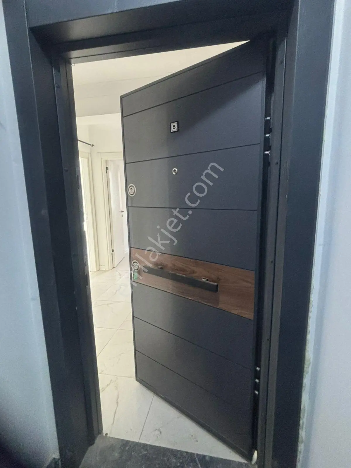 Yeni Mahalle 2+0 Ayrı Mutfak Kiralık Ara Kat Daire - Görsel 2