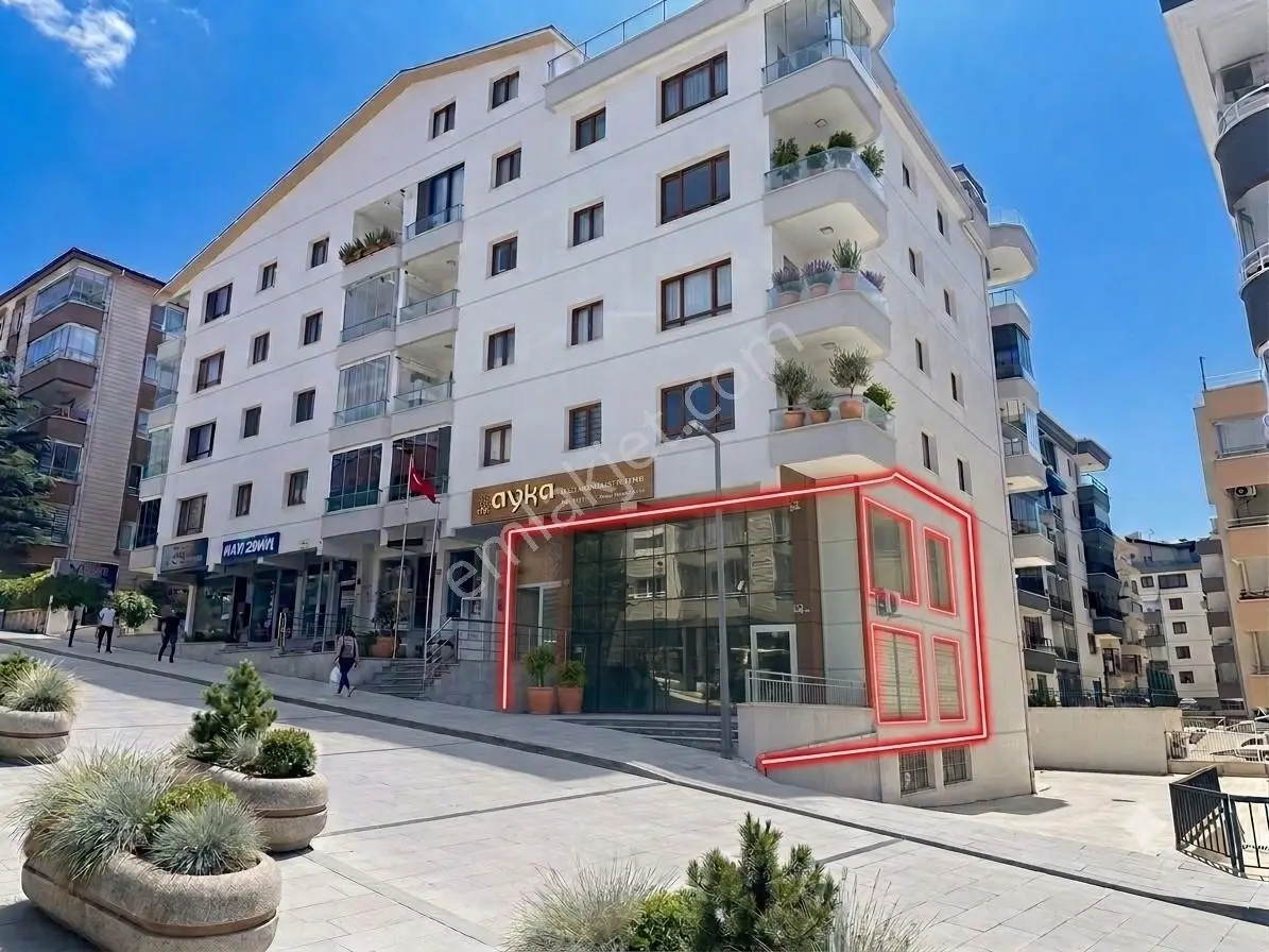 Cevizliderede Prestijli Konumda Satılık 300 M² Kurumsal Ofis
