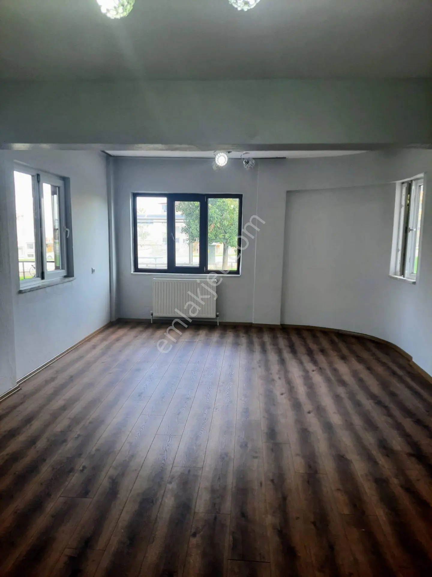 Kaan Gayrimenkul Selçukbey Şubesinden Kervansarayda 3+1 190 M2 Geniş Kullanışlı Daire.