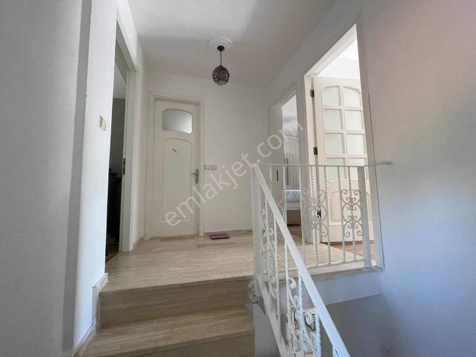 İzmir'in İncisi Çeşme Çiftlikköy 3+1 Satılık Dublex Villa - Görsel 2
