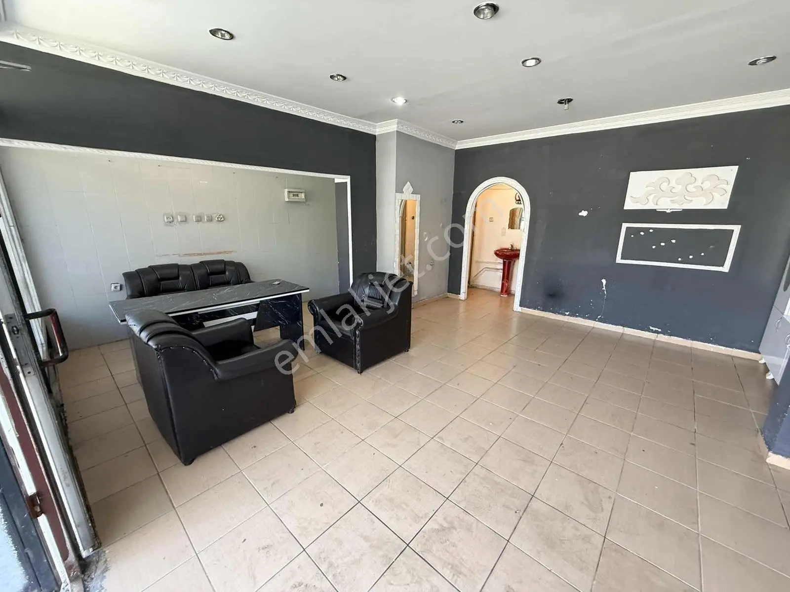 Atlılar Cad. Üzeri 30 M2 İçine Araba Girebilir Geniş Cepheli