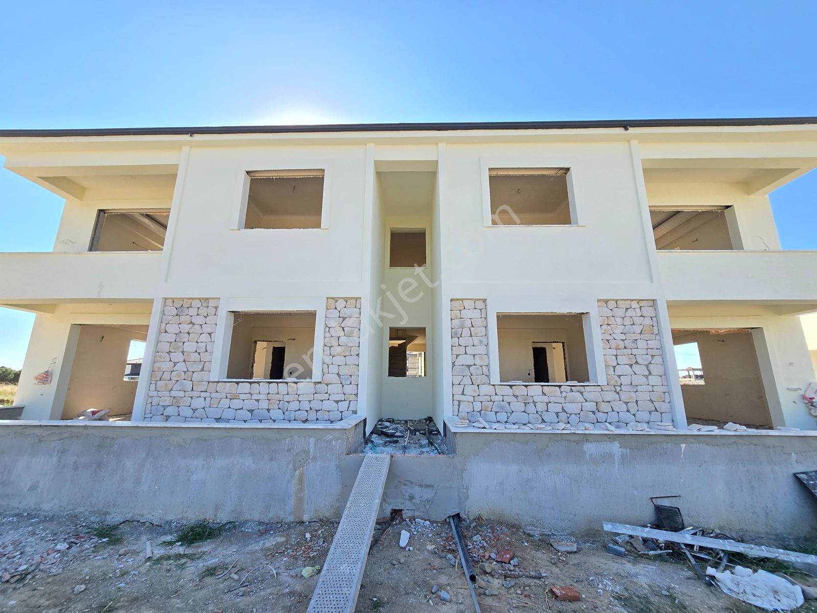 Gömeç Sahilde Havuzlu Sitede Satılık 1+1 Daireler