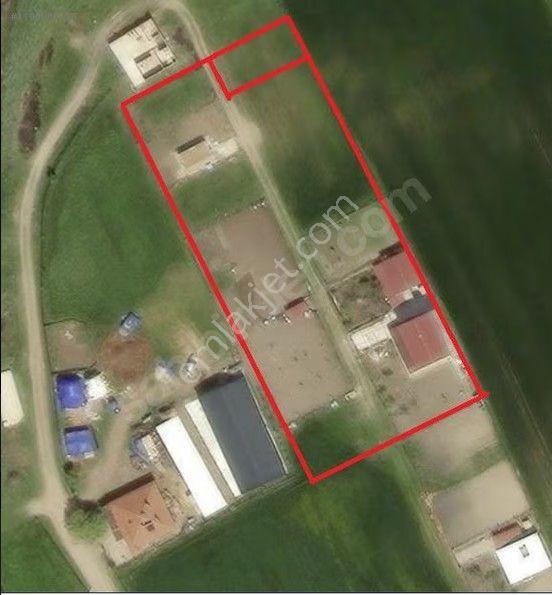 Çiftlikköyde 300 M² Köşe Arsa