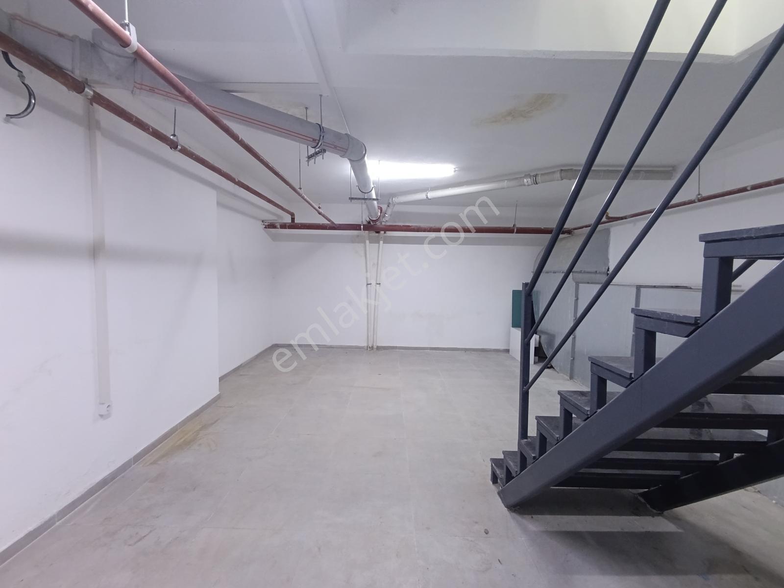 Zeytinburnu Beştelsiz Toki Kuran Sitesinde Kiralık Dükkan 110 M2 - Görsel 4