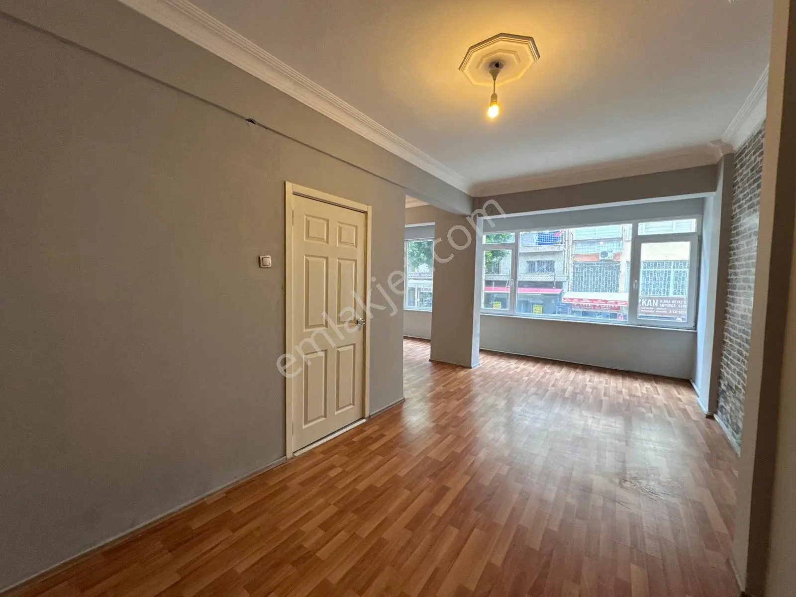 Güllük'te Cadde Üzeri Bakımlı 120m2 Balkonlu Daire - Görsel 2
