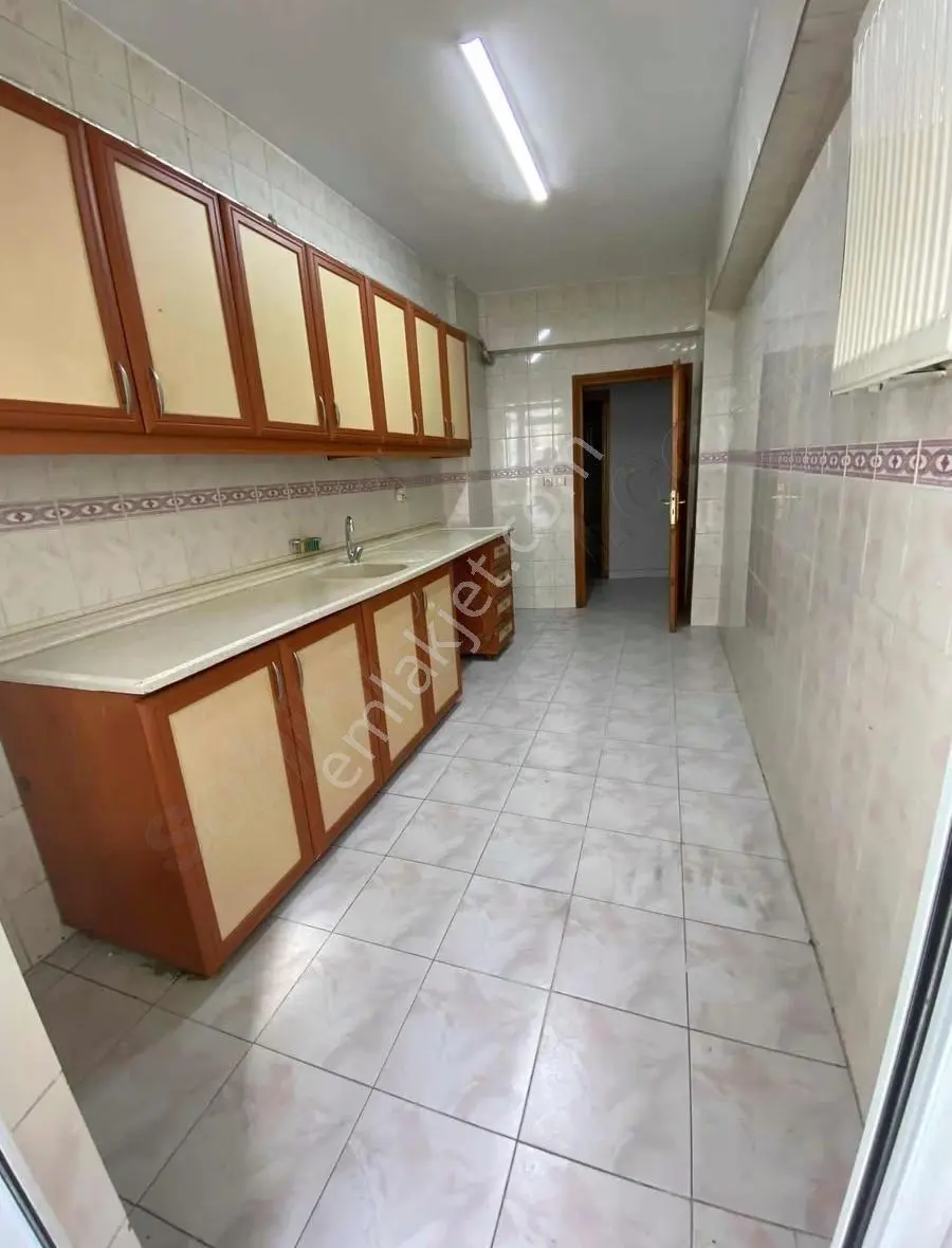 Bayrampaşa Hürriyet Sokakta 3+1 Kiralık Daire ! - Görsel 5