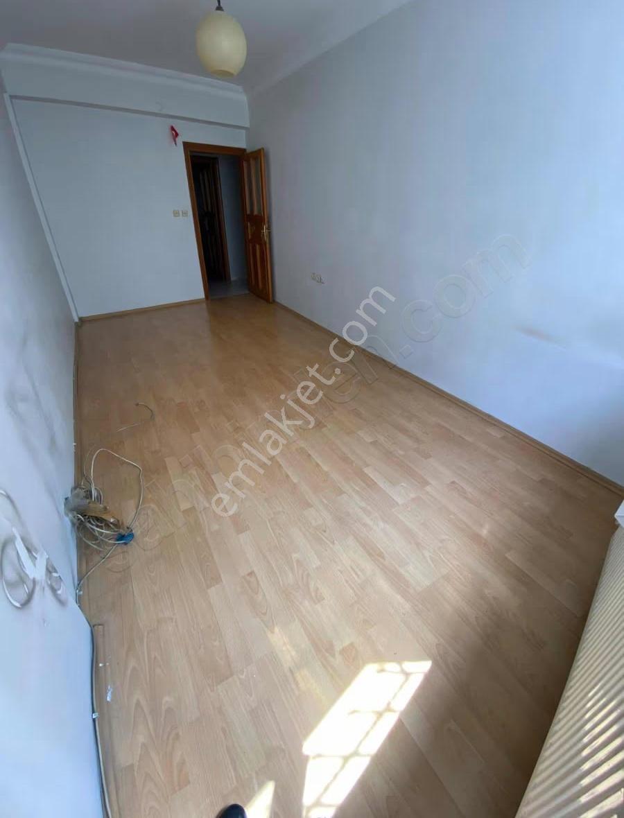 Bayrampaşa Hürriyet Sokakta 3+1 Kiralık Daire ! - Görsel 12