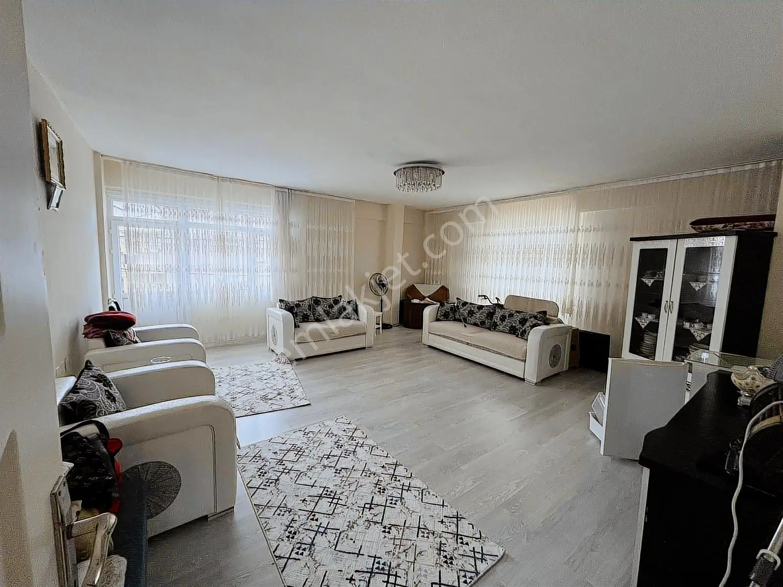Sultanbeyli Turgut Reis'te 220 M² Arsa İçinde 2 Daire 1 Dükkan