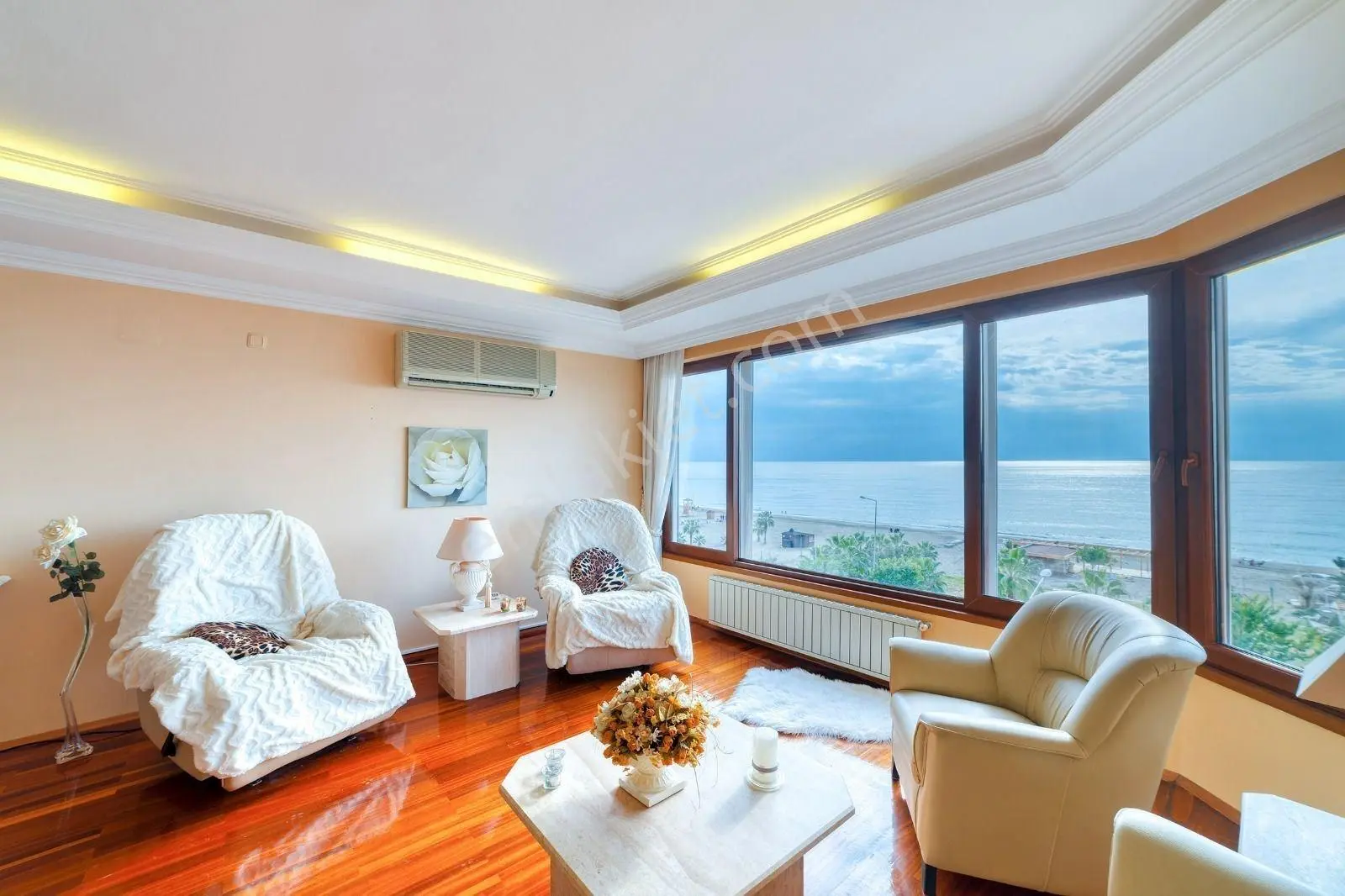 Alanya Cumhuriyet'da 3+1 Denize Sıfır Full Deniz Manzaralı Satılık Daire