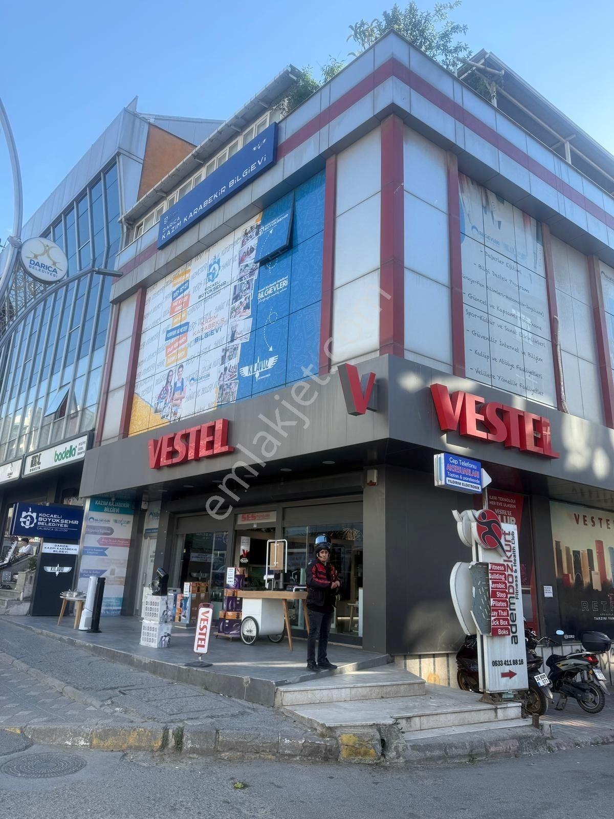 Darıca İstasyon Caddesi Köşe Başı Satıılık 4 Katlı Ticari Bina