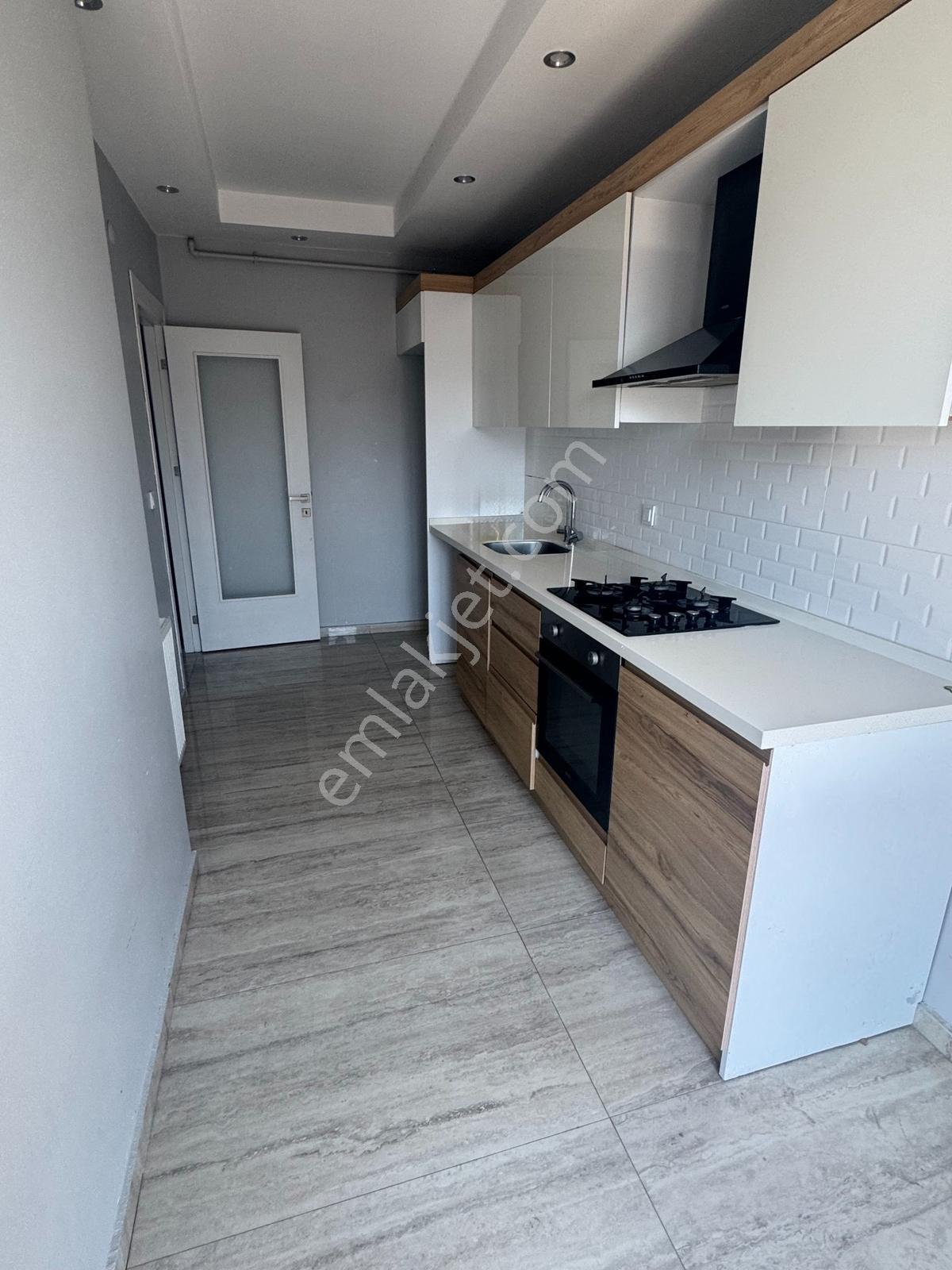 Göl Manzarası Ve Kapalı Otoparklı Gölmarin'de Satılık 3+1 Daire - Görsel 14