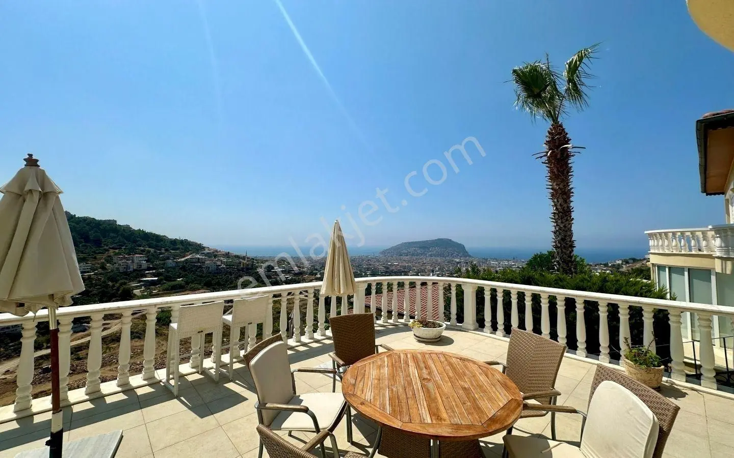Alanya Tepe'de Deniz Manzaralı Müstakil Havuzlu 3+1 Lüks Villa