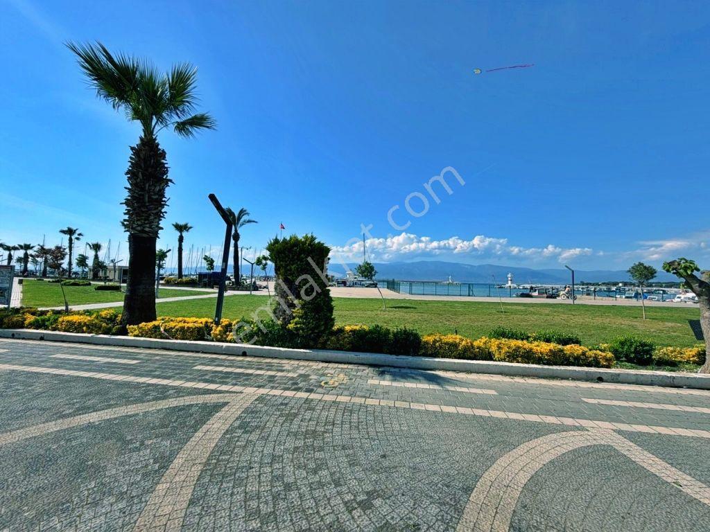 Uytundan Burhaniye İskele Kordonda Kiralık Lüks Dükkan